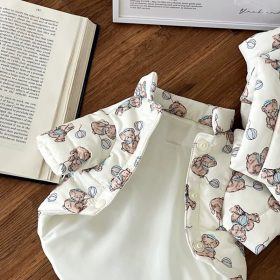   Fehér medve kalapban és egy lufit a kezében kétlábú pamutkabát